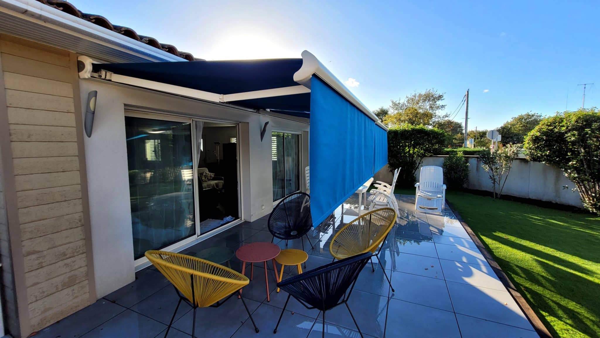 Chantier d'installation d'un store banne