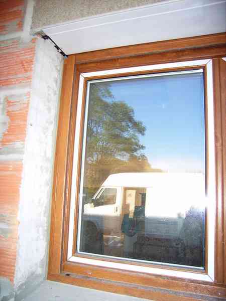 Pose de fenêtre bois sur maison en construction