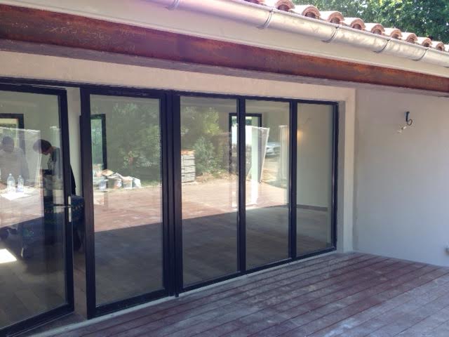 Grande porte vitrée en bois