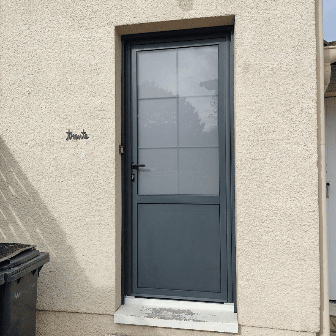 Chantier de la pose d'une porte de style Fermier