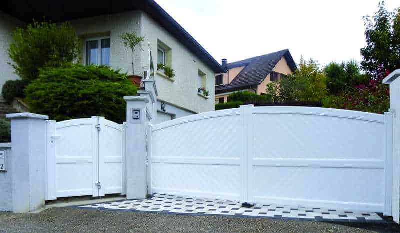 Portail et portillon PVC automatique