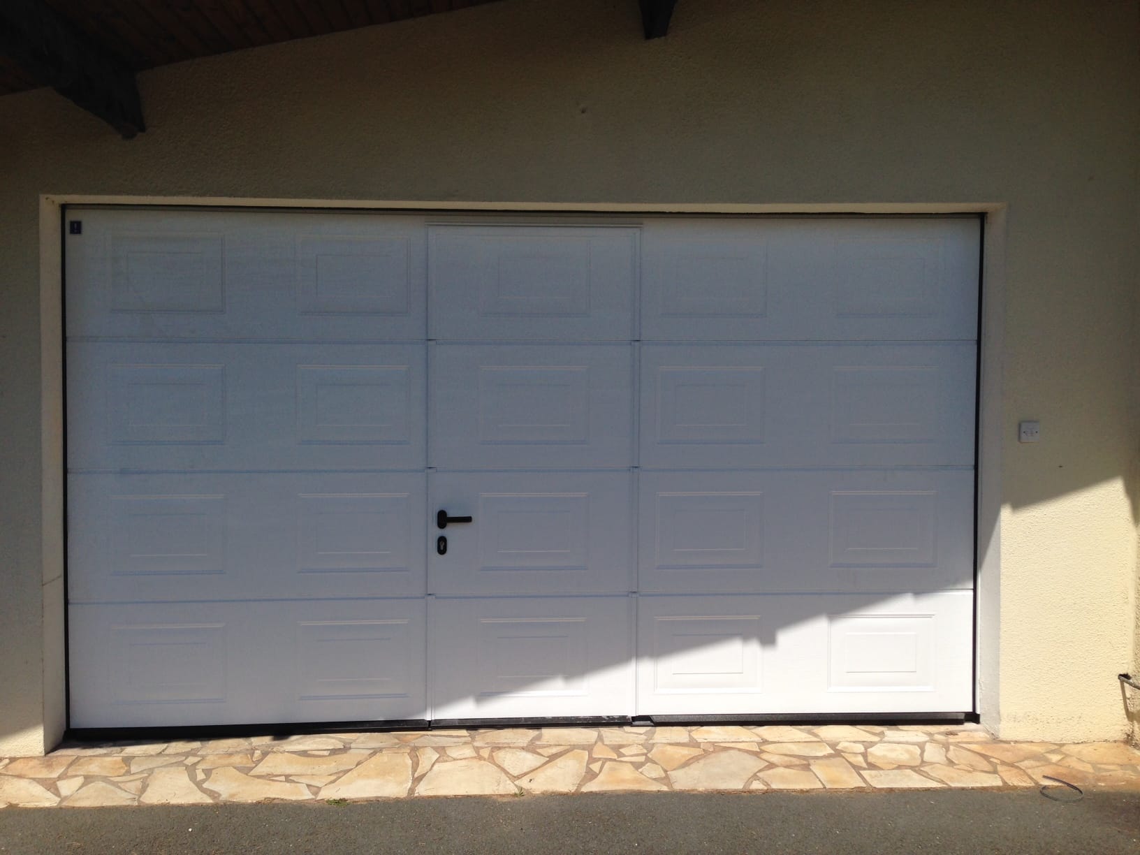 Porte de garage sectionnelle avec portillon Bordeaux Caudéran