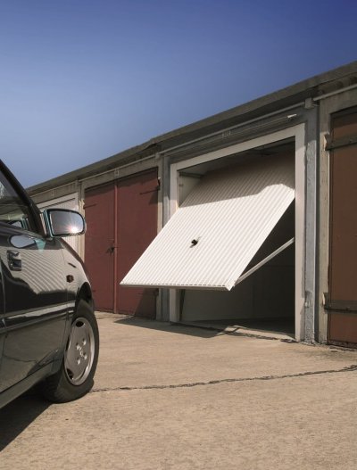 Porte de garage basculante, porte de garage coulissante : comparaison